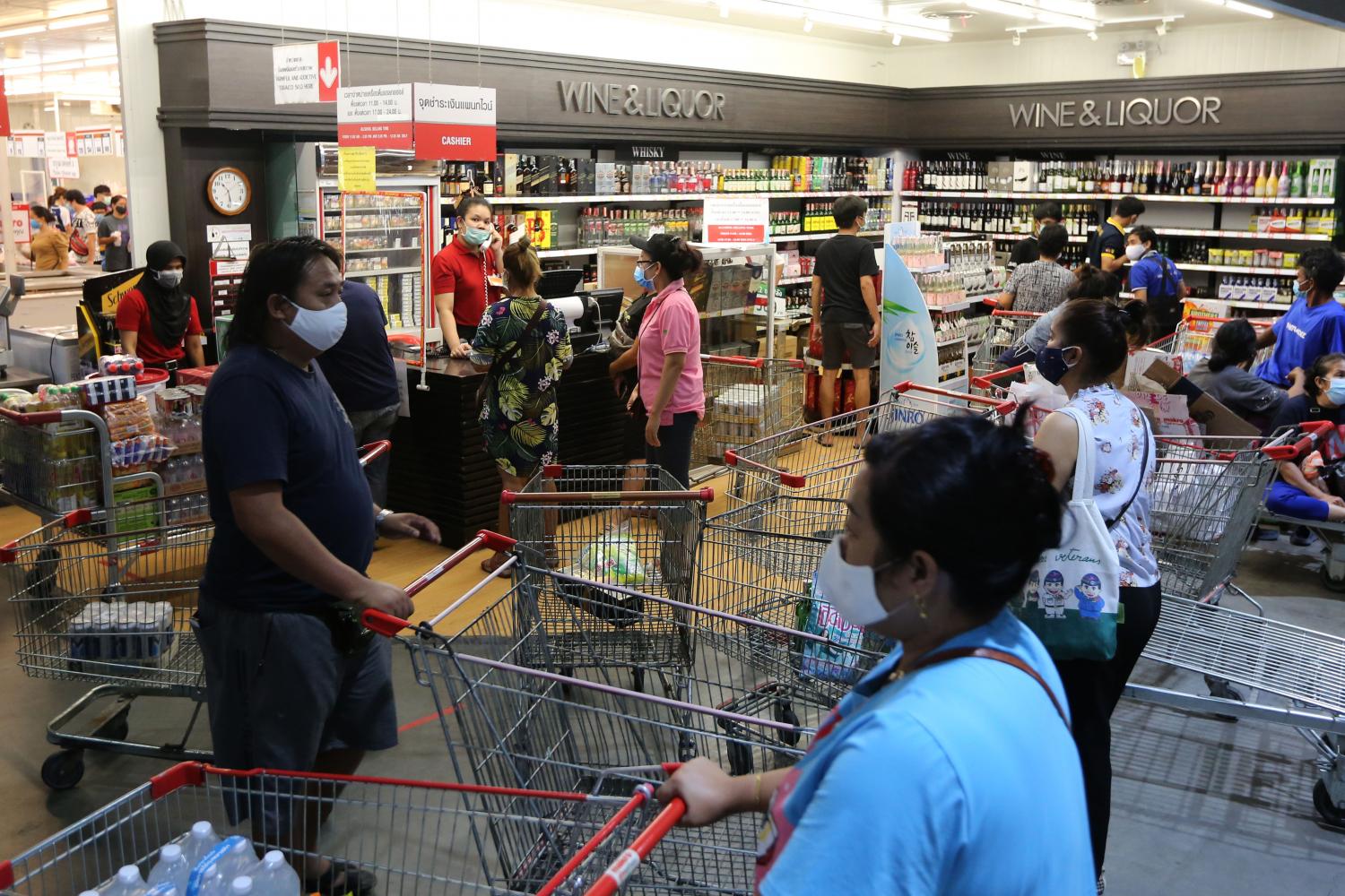 Shoppers pack the wine and liquor section of a supermarket in Bang Phli district of Sumut Prakan yesterday. Wichan Charoenkiatpakul