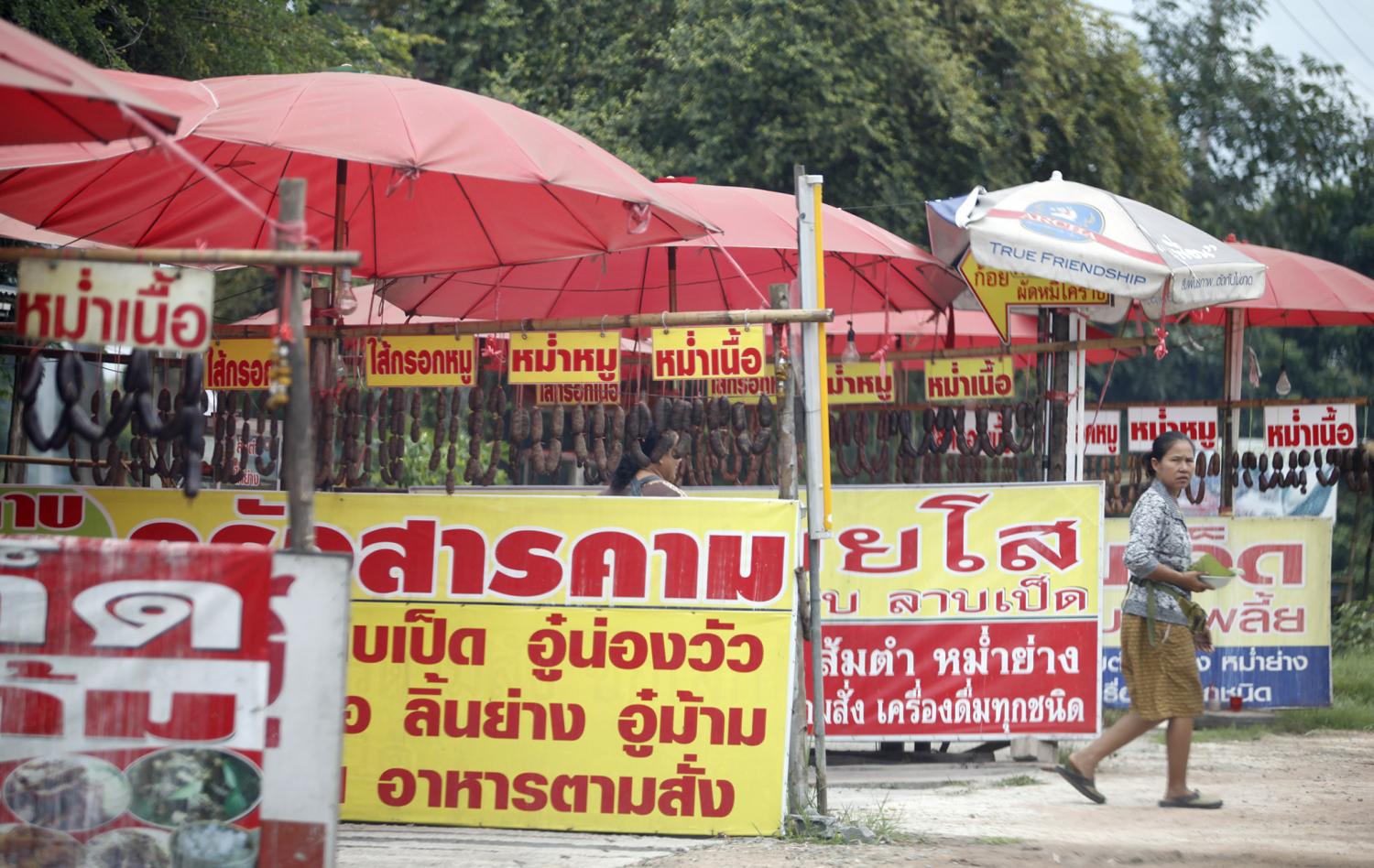 Stalls selling northeastern sausages and other delicacies are seen along the Mittraphap Highway in Nakhon Ratchasima. (Photo by Thanarak Khoonton) Stalls selling northeastern sausages and other delicacies are seen along the Mittraphap Highway in Nakhon Ratchasima. (Photo by Thanarak Khoonton)