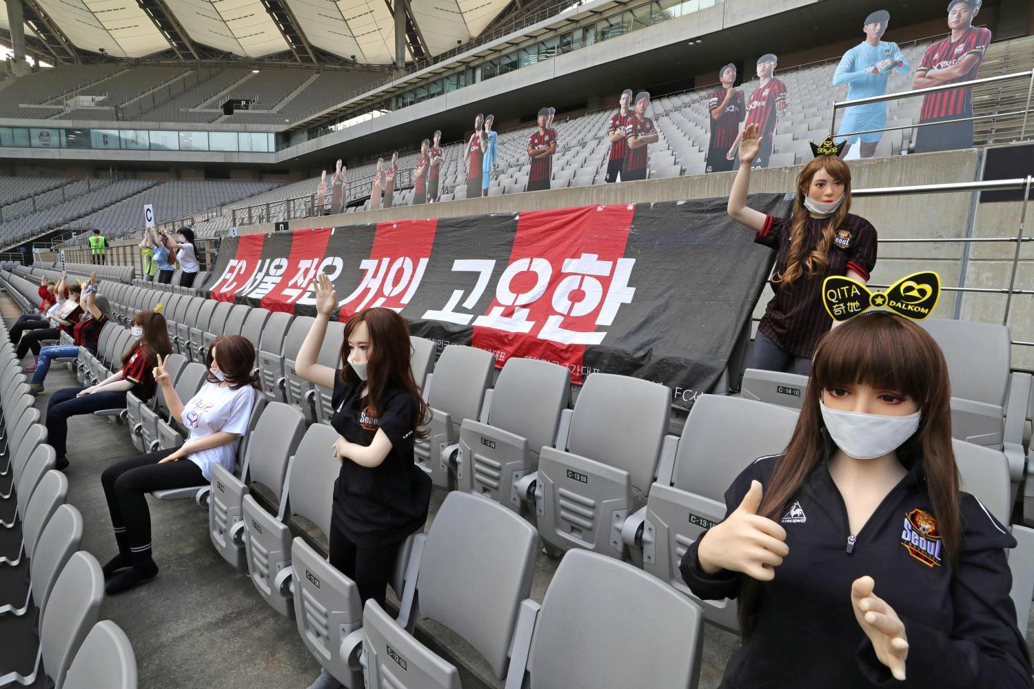 Mannequins in the stands at FC Seoul's stadium last Sunday. (AFP photo) Mannequins in the stands at FC Seoul's stadium last Sunday. (AFP photo)