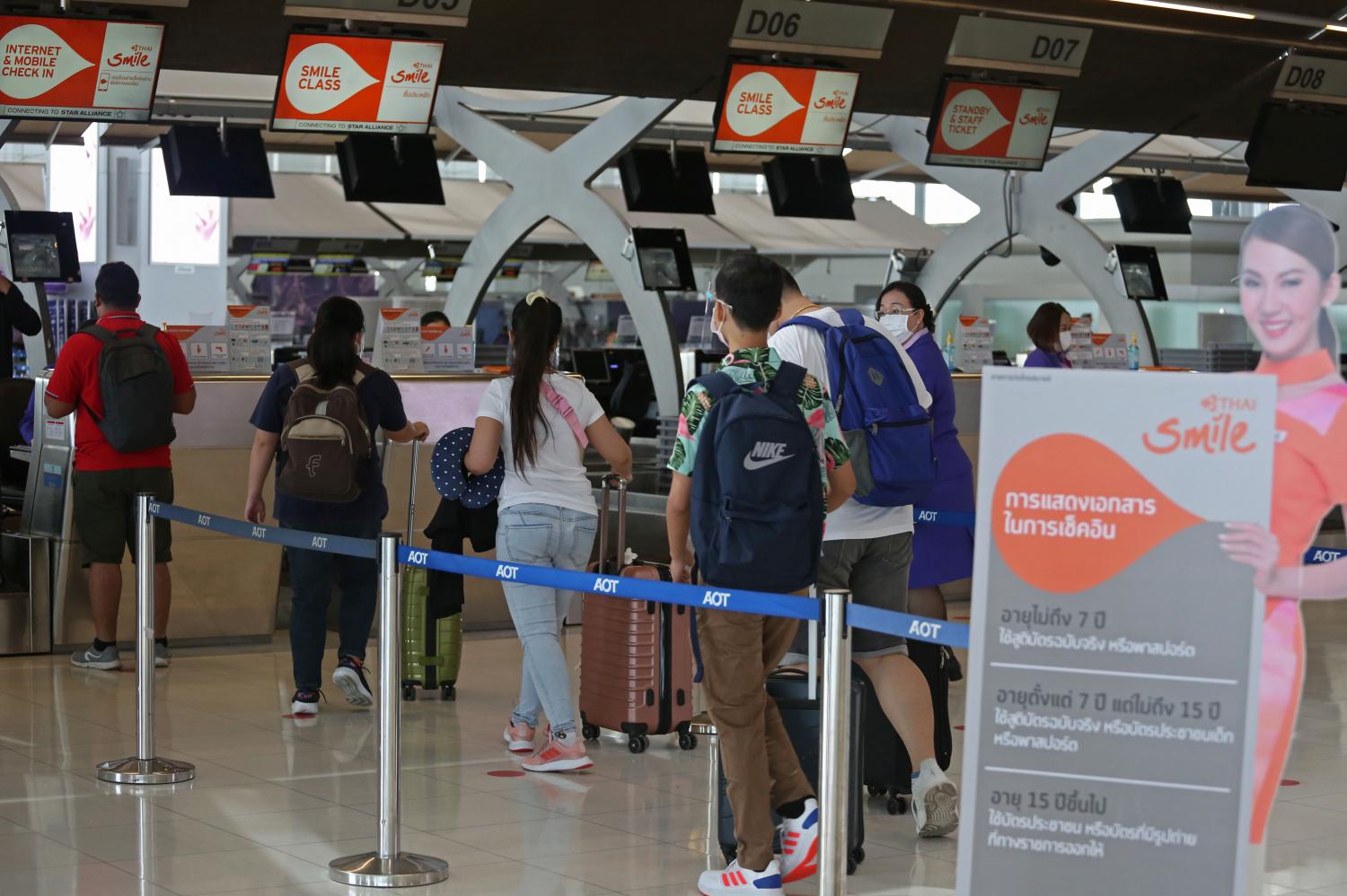 Passengers check in at THAI Smile's counter at Suvarnabhumi airport. The airline has resumed domestic flights to 10 destinations. Passengers check in at THAI Smile's counter at Suvarnabhumi airport. The airline has resumed domestic flights to 10 destinations.