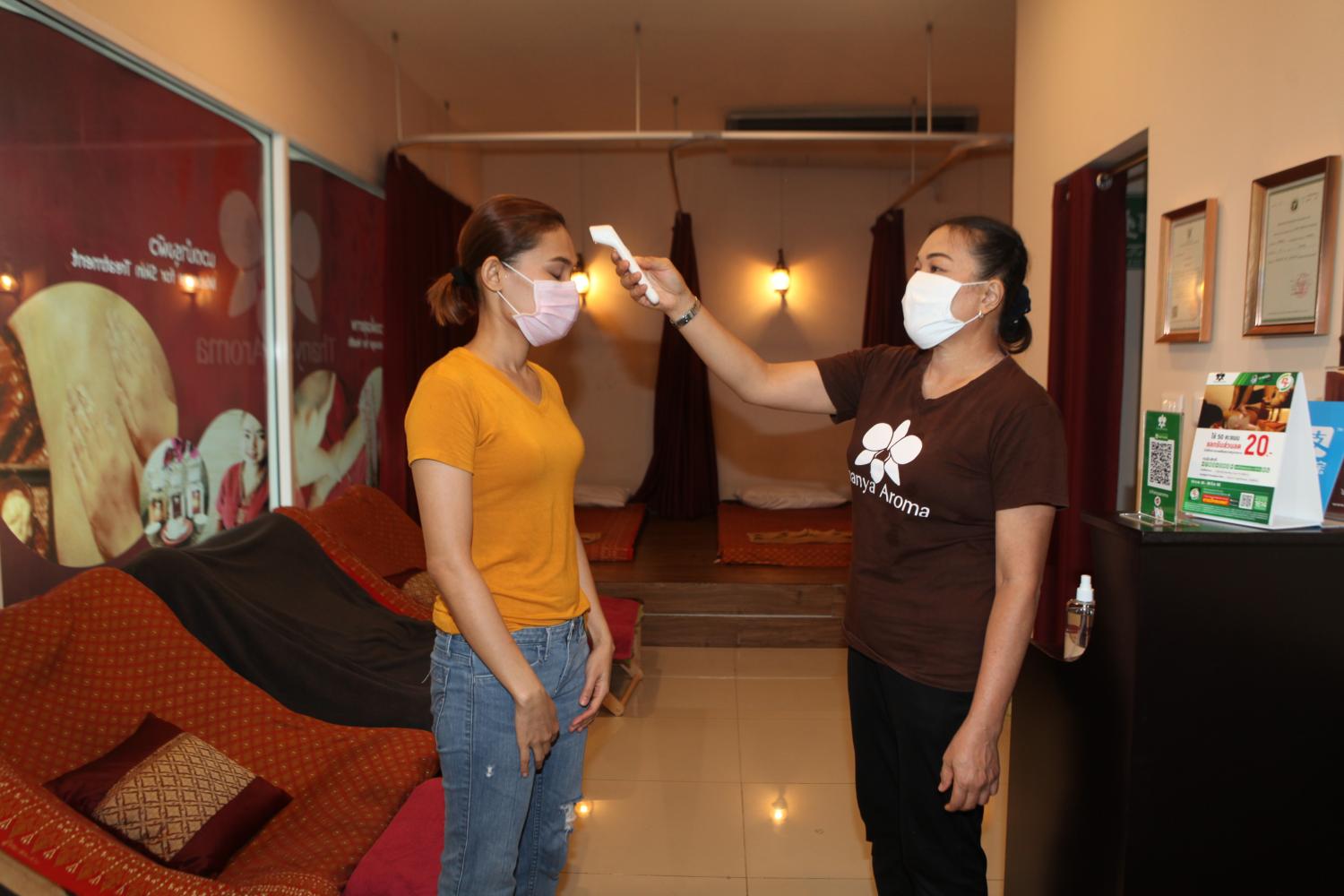 A thermal scan at a Bangkok massage shop. (Photo by Arnun Chonmahatrakool)