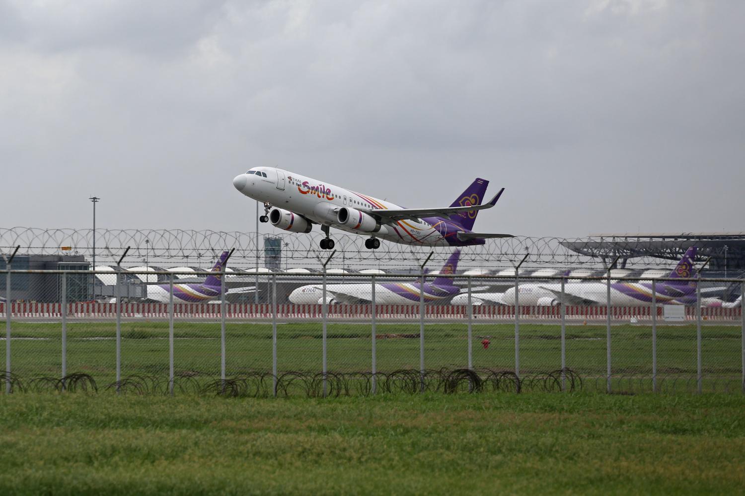 A Thai Smile Airways plane takes off from Suvarnabhumi airport. (Photo by Varuth Hirunyatheb)