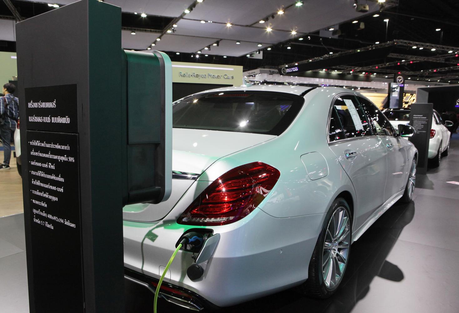 A Mercedes-Benz S500e plug-in hybrid on display at the Bangkok International Motor Show in 2017. (Photo by Tawatchai Kemgumnerd)