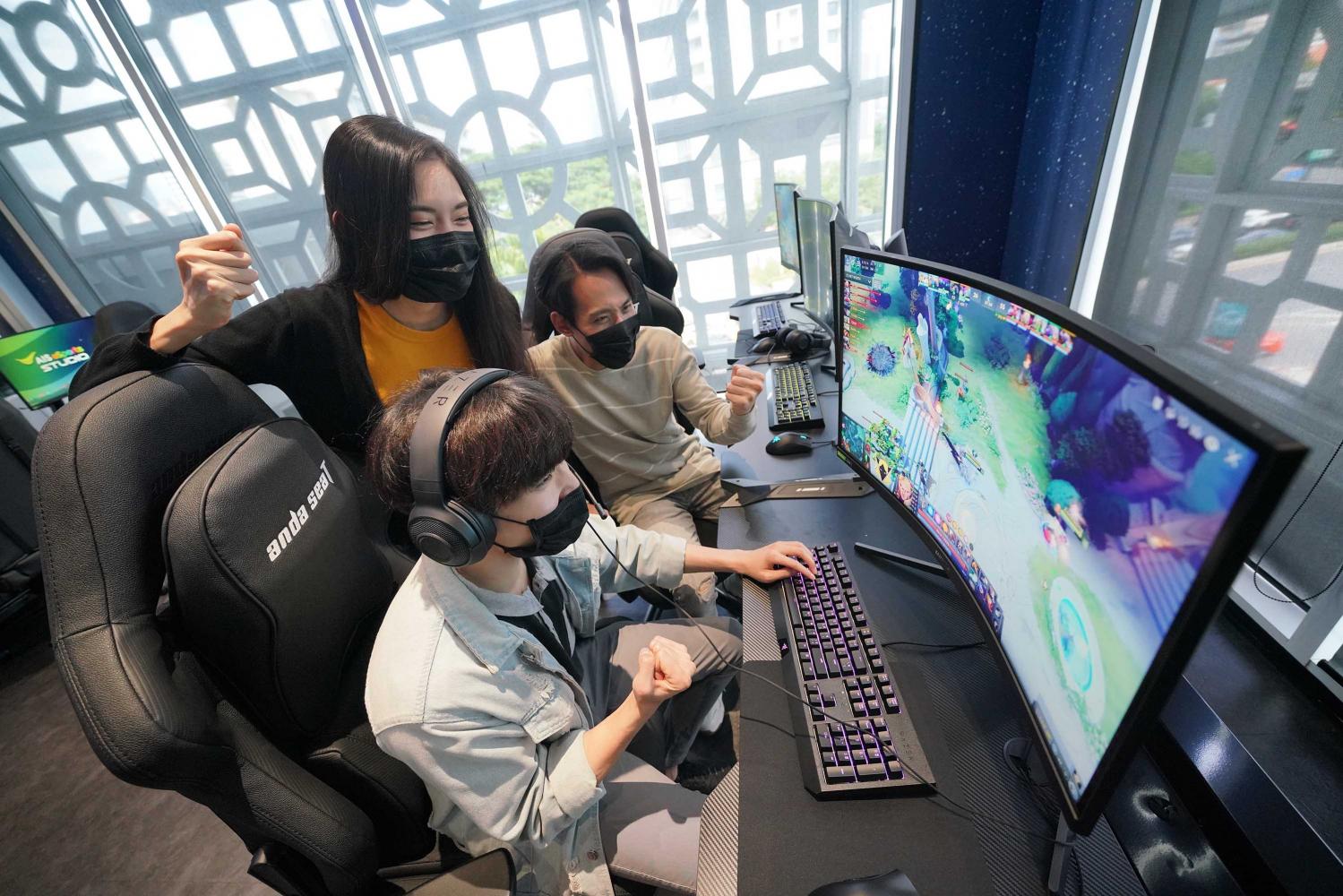 AIS makes e-sports play with studio