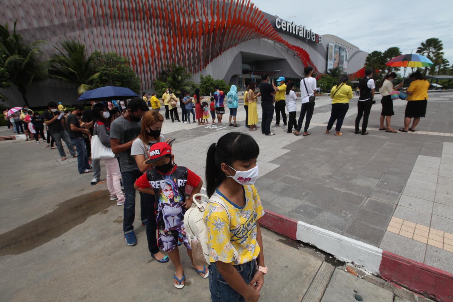 Hundreds of people, tracked down by the Thai Chana app, queue to be tested by officials from the Disease Control Department at the CentralPlaza Rayong department store in Rayong. (Photo: Arnun Chonmahatrakool)