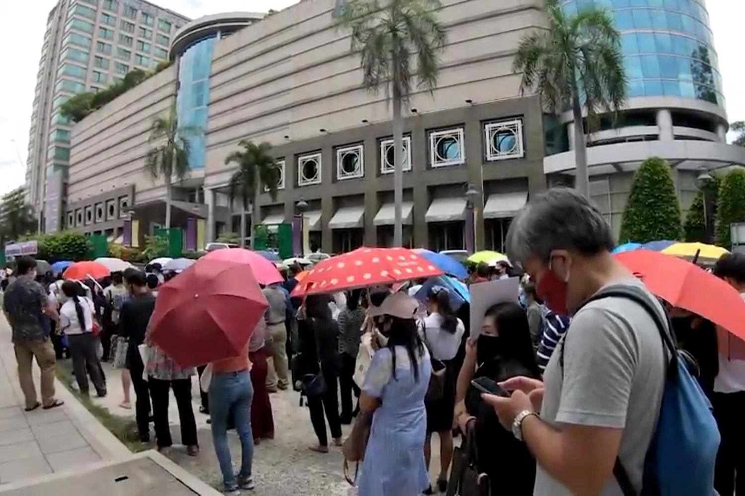 Some 5,000 job applicants on Sunday turn up at the Miracle Grand Convention Hotel in Lak Si district to apply for jobs. They were competing for 300 positions to work at another newly opened hotel of the the Miracle Group. (Miracle Grand Convention Hotel photo)