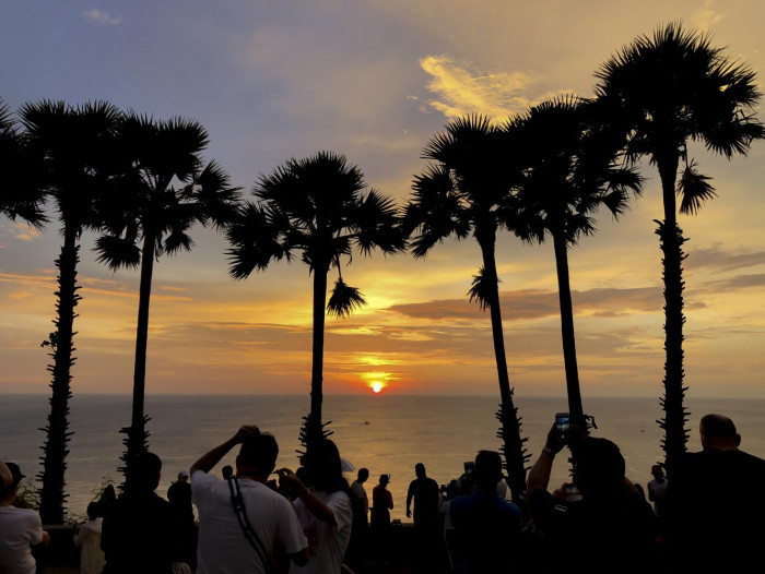 Little backing for govt's plan to reopen