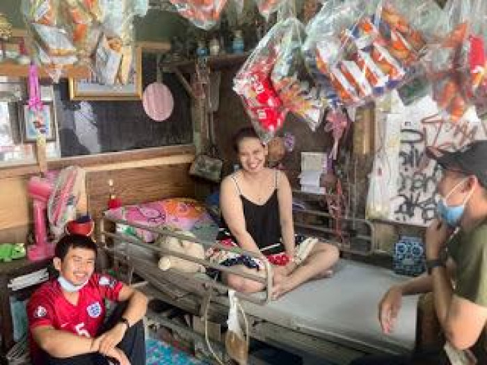 Missionaries extend helping hand amid downturn in slums of Klong Toey