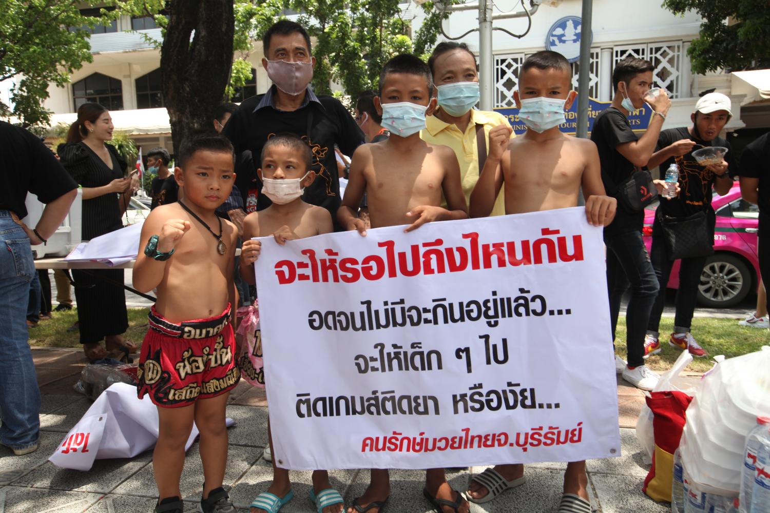 Young Muay Thai fighters rally outside the Tourism and Sports Ministry on Monday. (Photo: Arnun Chonmahatrakool) Young Muay Thai fighters rally outside the Tourism and Sports Ministry on Monday. (Photo: Arnun Chonmahatrakool)