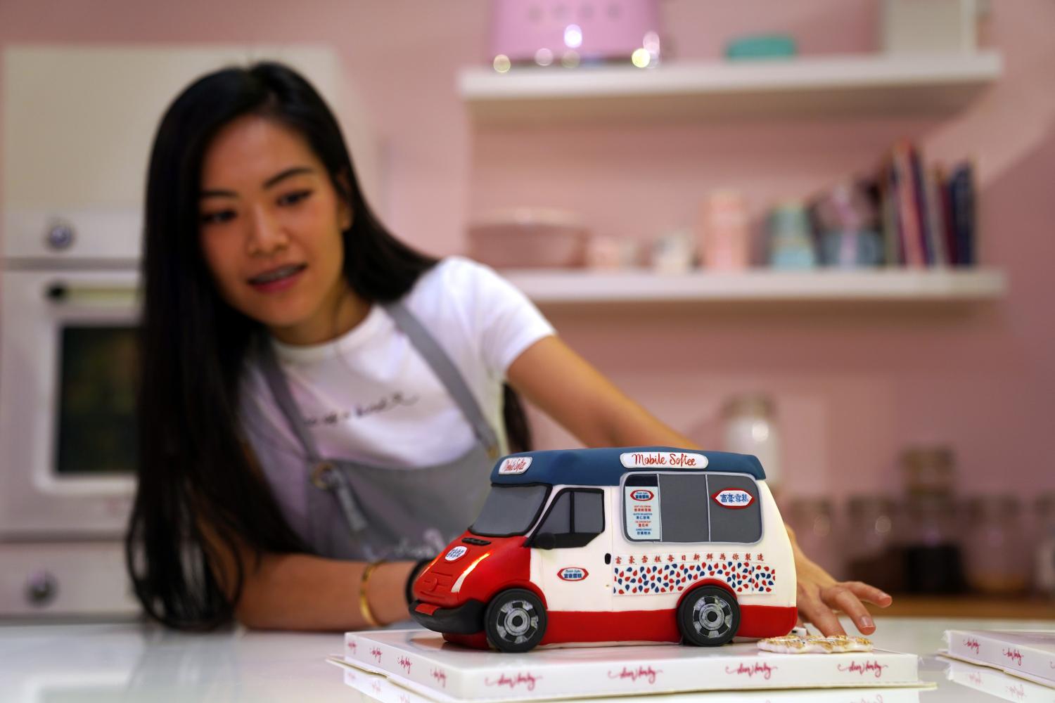 Alison Chan, co-owner of Dear Harley Cake Studio, shows one of the illusion cakes. (Reuters photo) Alison Chan, co-owner of Dear Harley Cake Studio, shows one of the illusion cakes. (Reuters photo)