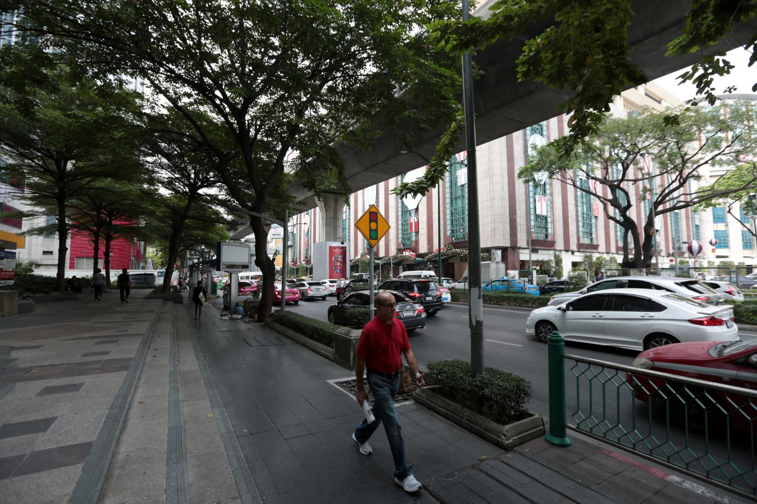 Electricity poles and cables along Sukhumvit Road have been removed as part of the Smart Metro project. The Digital Economy Promotion Agency has set an ambitious goal to turn 100 cities nationwide into smart cities. (Photo by Chanat Katanyu)