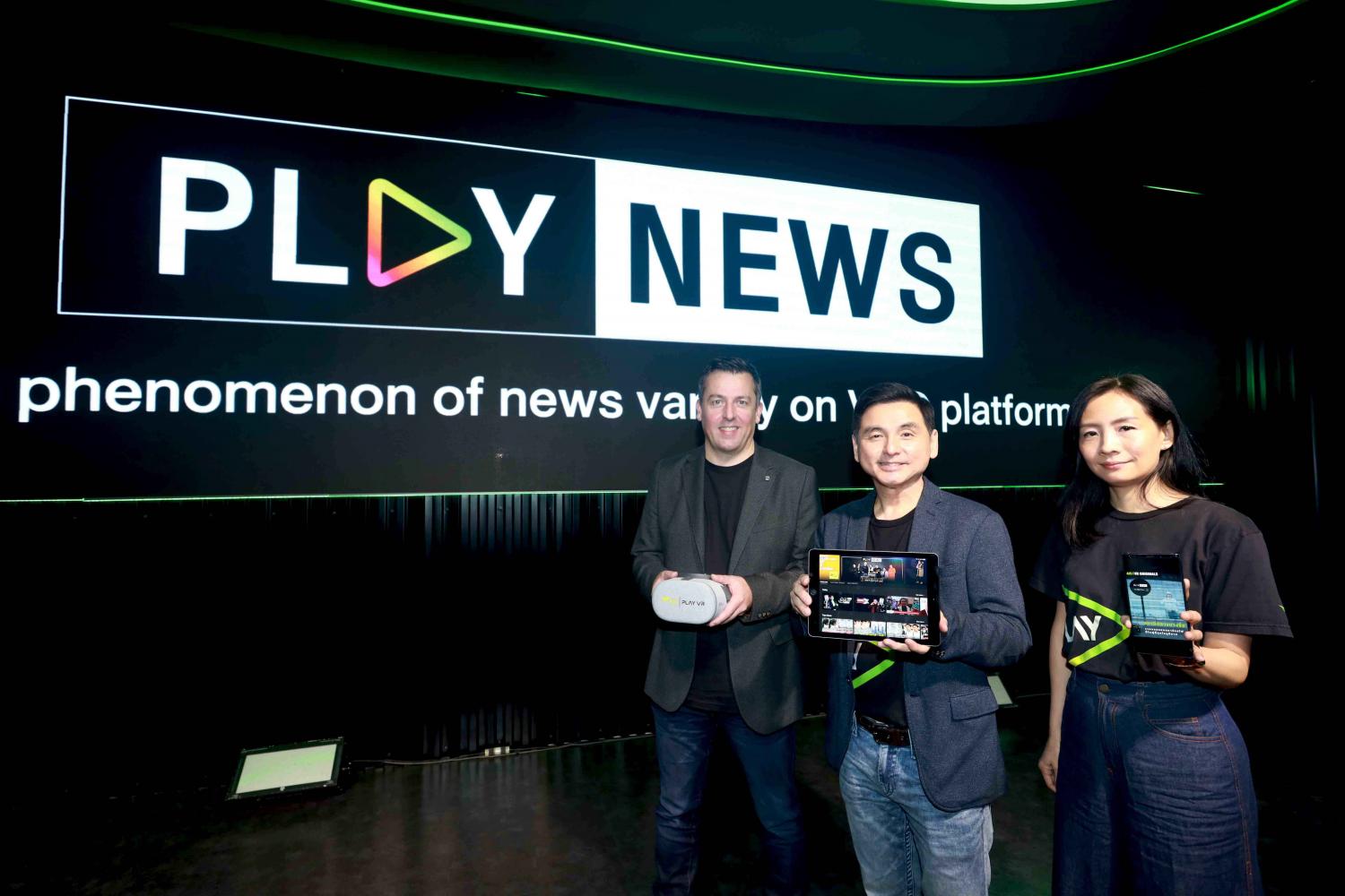 AIS chief executive Somchai Lertsutiwong (centre) at the debut of Play News, a digital platform promoting news content in bite-sized segments. AIS chief executive Somchai Lertsutiwong (centre) at the debut of Play News, a digital platform promoting news content in bite-sized segments.
