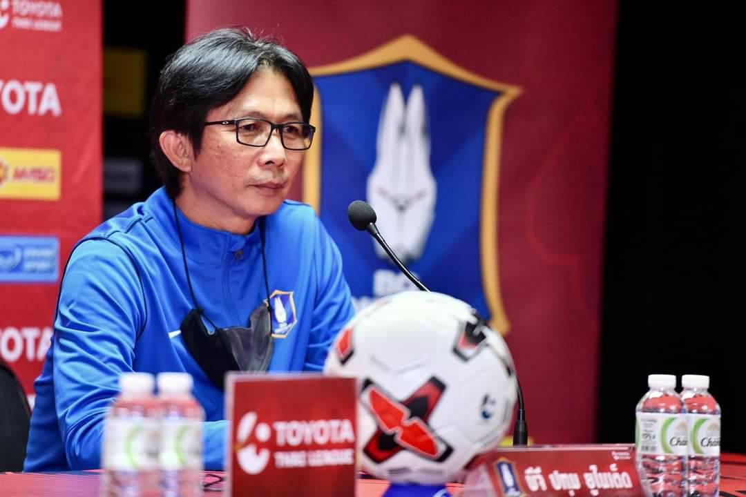 BG Pathum coach Dusit Chalermsan.