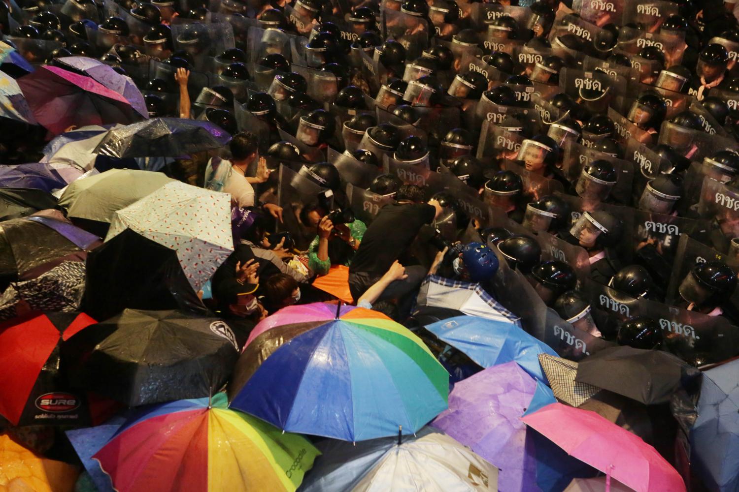 Hong Kong students pledge loyalty to Thai protesters