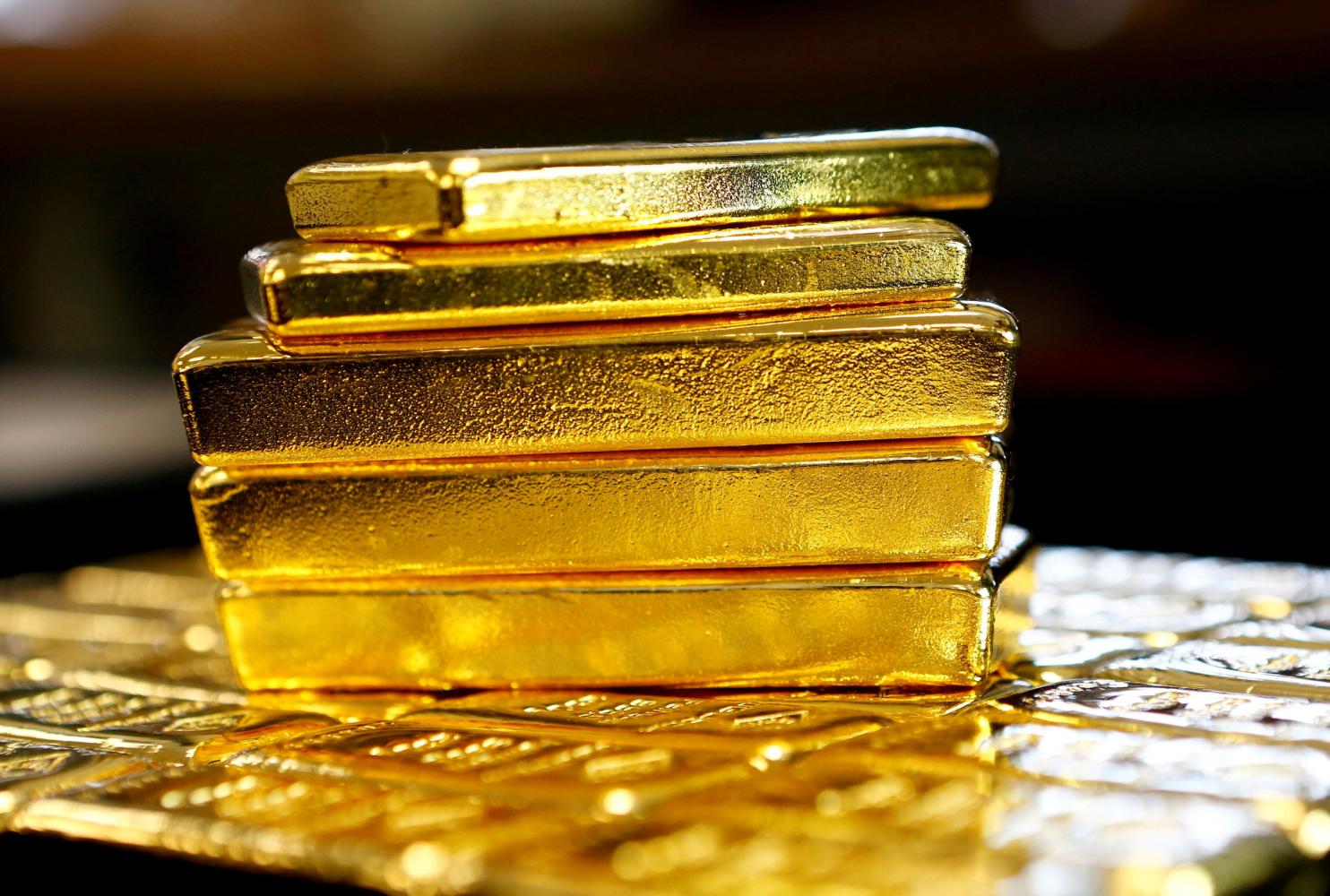 Net sales by central banks total 12.1 tonnes of bullion in the third quarter, compared with purchases of 141.9 tonnes a year earlier, according to a report by the World Gold Council. (Reuters photo) Net sales by central banks total 12.1 tonnes of bullion in the third quarter, compared with purchases of 141.9 tonnes a year earlier, according to a report by the World Gold Council. (Reuters photo)