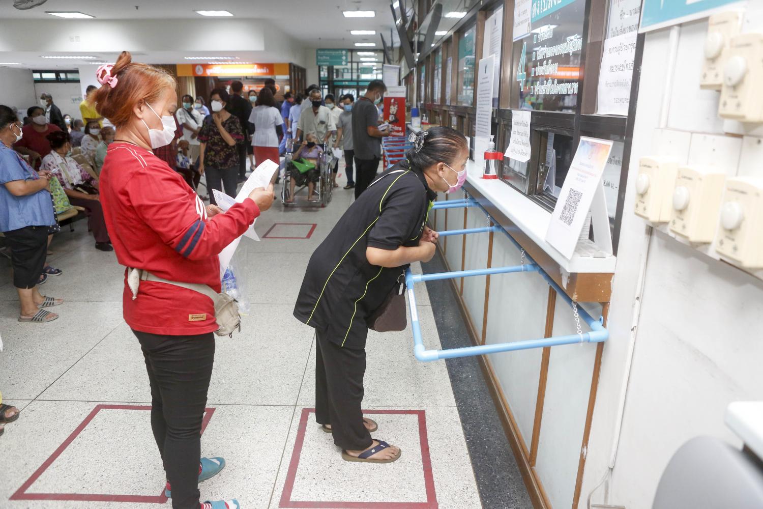 Patients under the universal healthcare scheme in Bangkok can receive treatment at more than one hospital and medical clinic in their assigned area, as of Sunday. The Public Health Ministry introduced the upgrade to provide more convenience to patients. (Photo by Pattarapong Chatpattarasill)