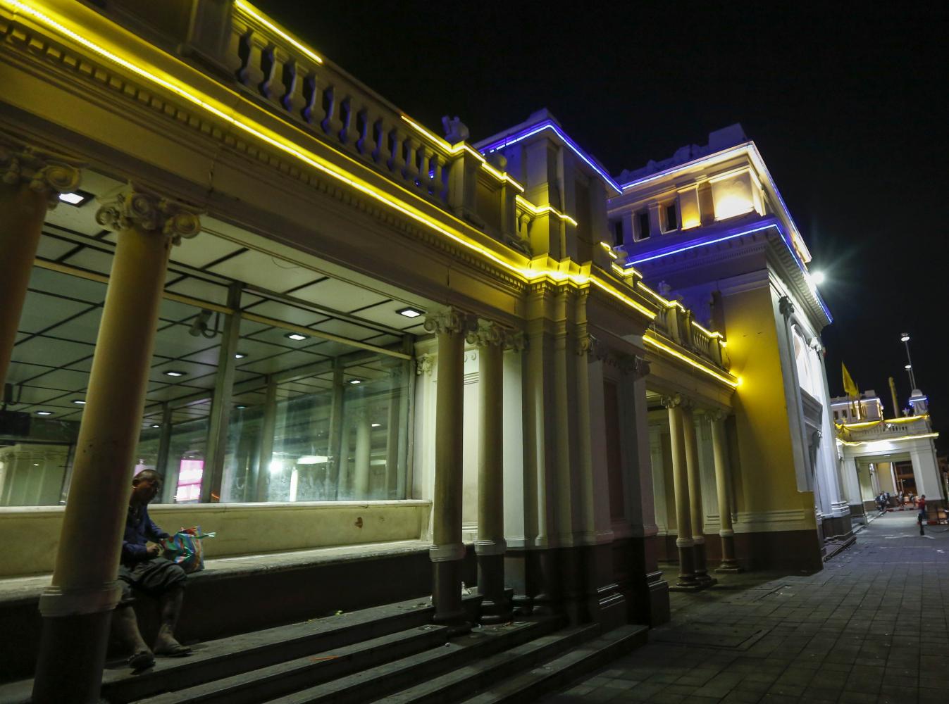 A homeless man loiters in front of Hua Lamphong railway station where he takes shelter as dusk falls. Pattarapong Chatpattarasill A homeless man loiters in front of Hua Lamphong railway station where he takes shelter as dusk falls. Pattarapong Chatpattarasill