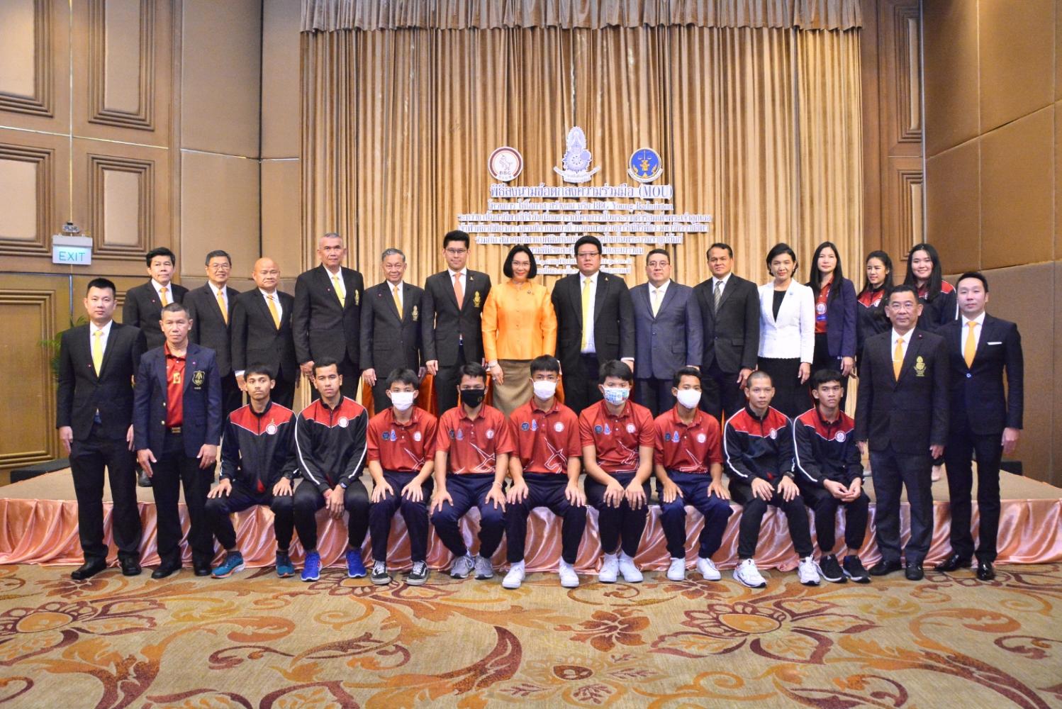 Thai badminton chief Patama Leeswadtrakul, centre, presides over Wednesday's MoU signing ceremony at a Bangkok hotel.
