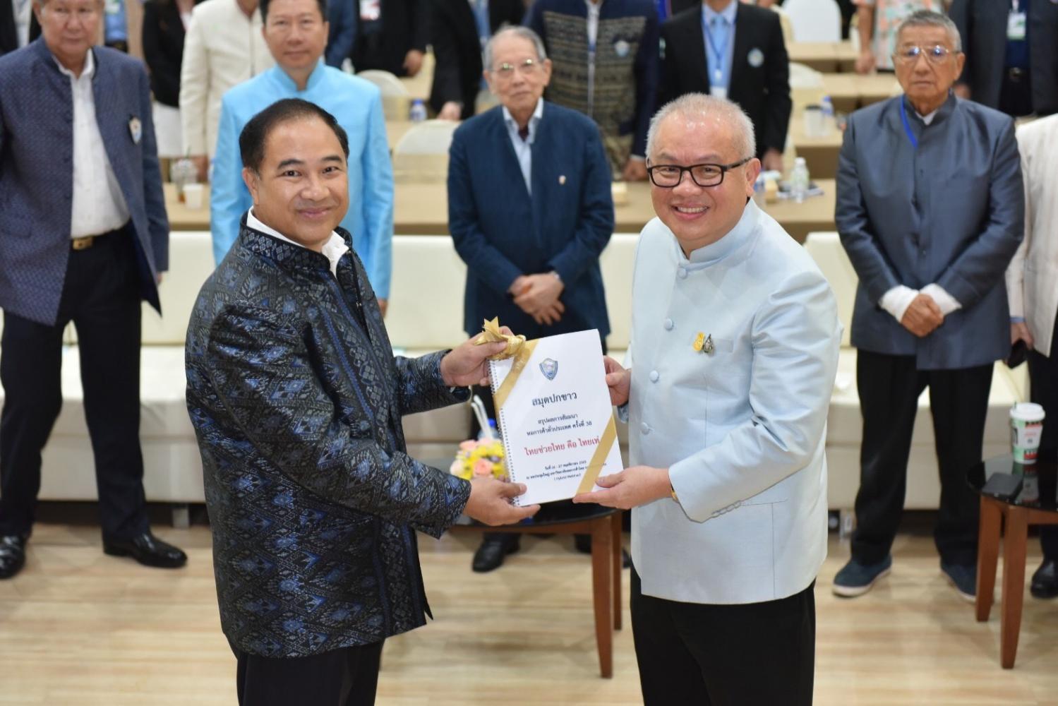 Kalin Sarasin, left, chairman of the Thai Chamber of Commerce, submits a white paper to the government today via Mr Supattanapong. The paper proposes stimulus measures for the economy.