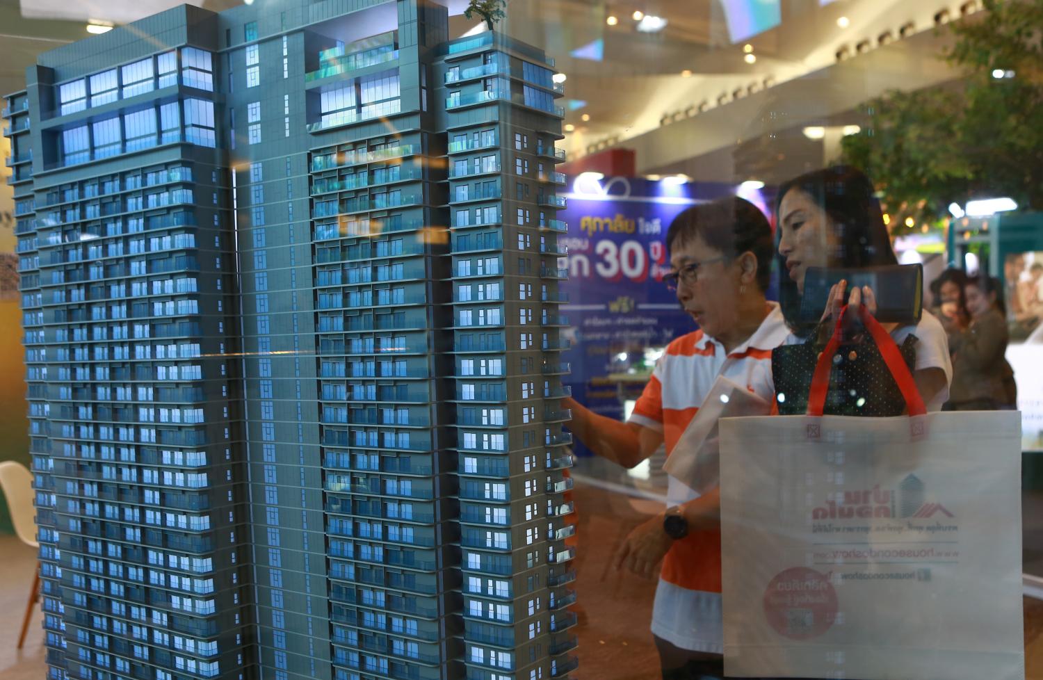 Perusing displays during the House & Condo Show in 2019. (Photo by Somchai Poomlard)