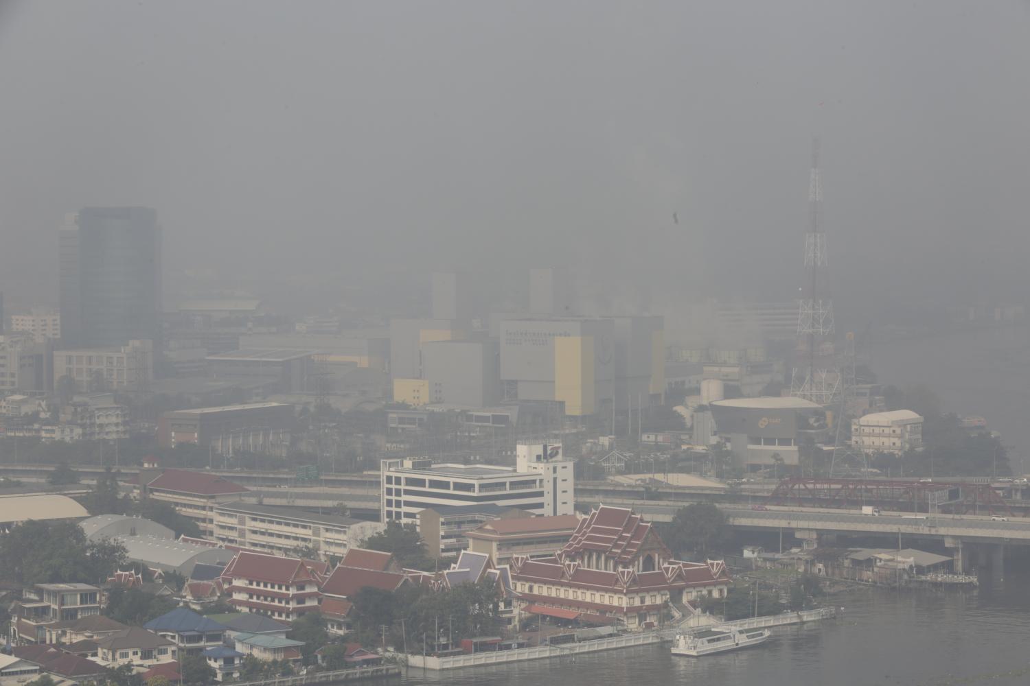 Blanket of hazardous haze smothers city