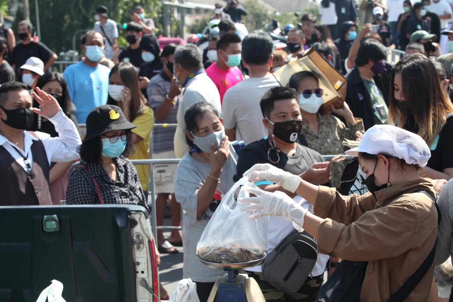 shrimp revival: People wait for their turn to buy shrimp sold by Nakhon Pathom farmers near Government House on Saturday. The event, aimed at tackling the critical slump in shrimp sales due to Covid-19 fears, was organised by We Volunteer (WeVo), a group consisting of anti-government protest guards.