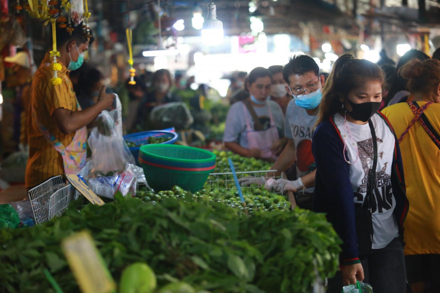 A variety of produce is available at Samrong fresh market, in Samut Prakan, on Tuesday. (Photo by Somchai Poomlard)