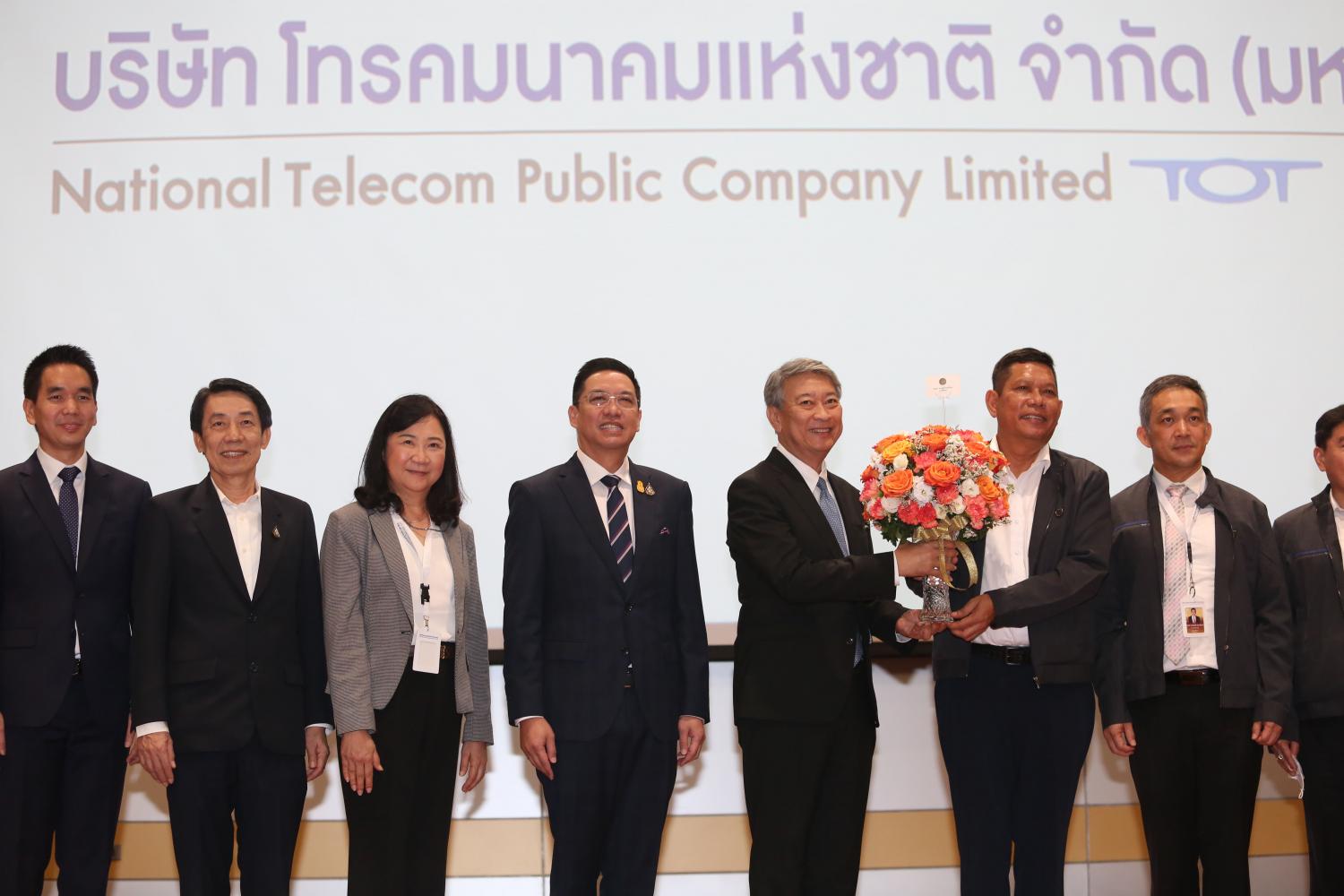 Mr Buddhipongse, centre, at the official launch for NT on Thursday. The ceremony was held at NT's headquarters, previously CAT's headquarters on Chaeng Watthana Road. (Photo by Varuth Hirunyatheb)