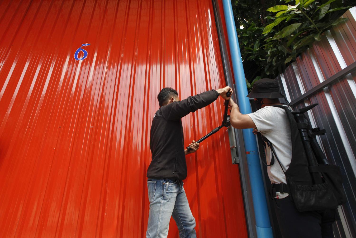 Police task force members targeting online betting raid a warehouse in Nonthaburi's Bang Yai district. Pattarapong Chatpattarasill