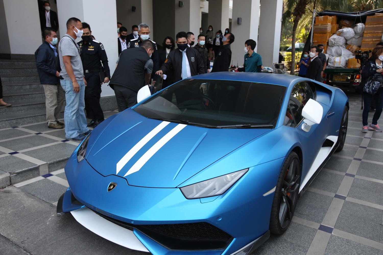 A Lamborghini seized during the arrest of Forex-3D boss Apiruk Kothi at a condo in the Thong Lor area of Bangkok is displayed outside the Department of Special Investigation's headquarters yesterday.  Pattarapong Chatpattarasill