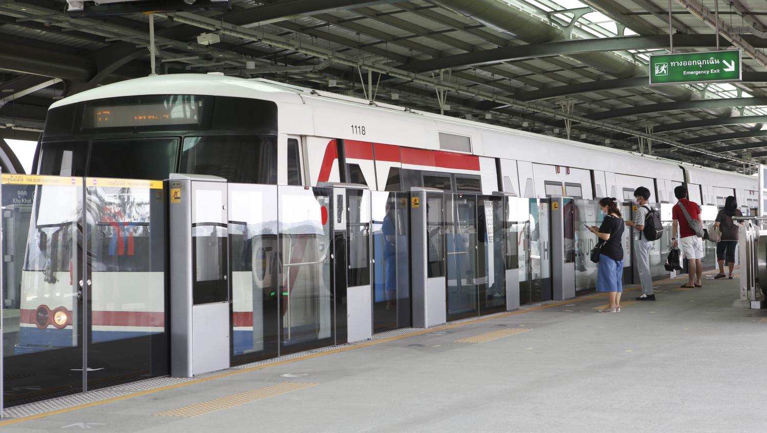 Commuters of the BTS Green Line board the skytrain at Khu Khot BTS station. From Feb 16, commuters have to pay more under the new ticket fee price ceiling recently approved by the Bangkok Metropolitan Administration. Apichit Jinakul