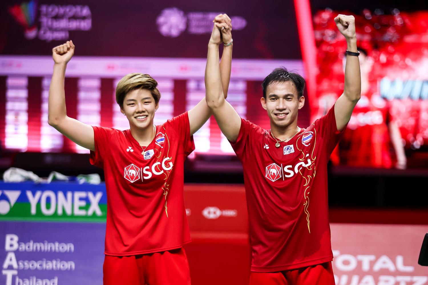 Duo ganda campuran Sapsiree Taerattanachai (kiri) dan Dechapol Puavaranukroh merayakan kemenangan mereka di Toyota Thailand Open.