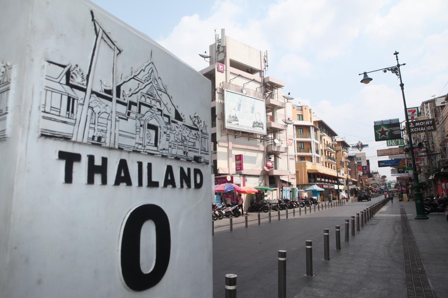 Khao San Road, usually packed with carousing tourists, is virtually devoid of business activity. (Photo by Apichart Jinakul)