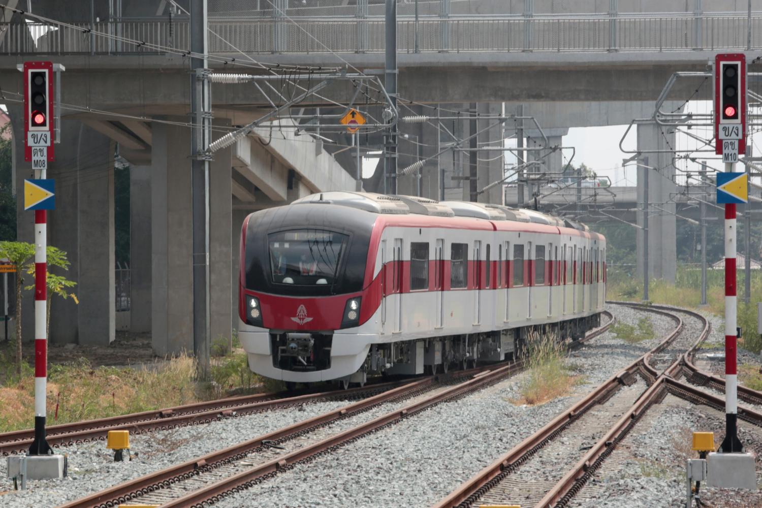 A train is seen here on a trial run along a 15-kilometre section of the Red Line between Bang Sue and Rangsit. Transport Minister Saksayam Chidchob, who inspected the stations along the line on Wednesday, said the route is expected to open in November. Chanat Katanyu A train is seen here on a trial run along a 15-kilometre section of the Red Line between Bang Sue and Rangsit. Transport Minister Saksayam Chidchob, who inspected the stations along the line on Wednesday, said the route is expected to open in November. Chanat Katanyu