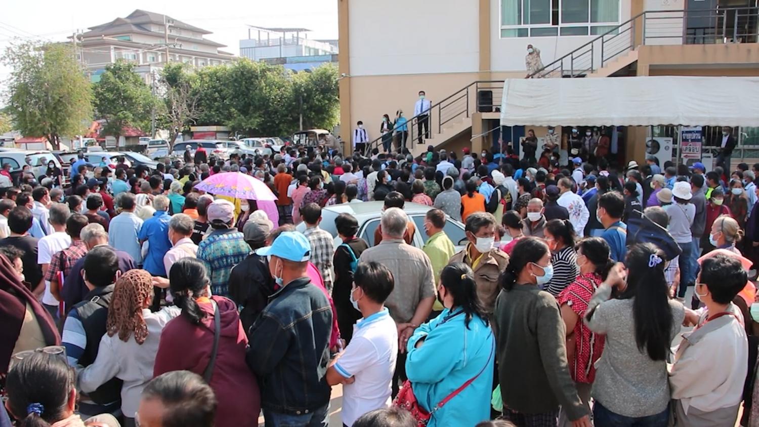 Hundreds of people wait in Muang district, Khon Kaen, on Monday to register for financial aid under the Rao Chana scheme. It was the first day that those without smartphones or internet access were able to register with their ID cards, but many left empty-handed after seeing the long queues in front of them.  Chakrapan Natanri