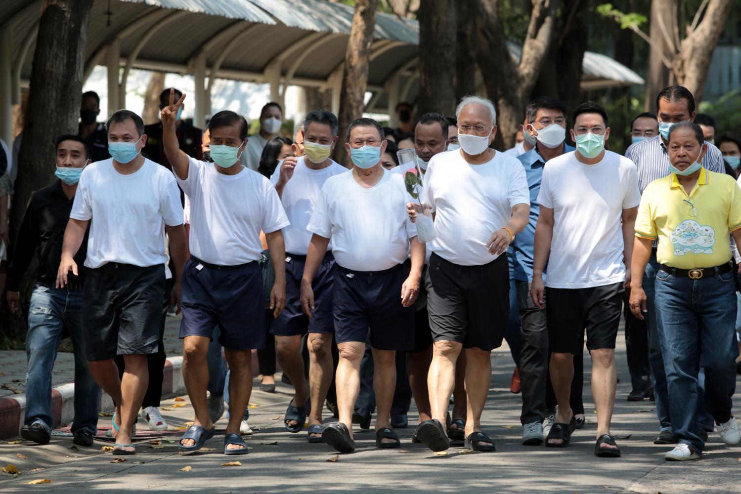 Former leaders of the now-defunct People's Democratic Reform Committee leave Bangkok Remand Prison about noon yesterday after they were granted bail. From left, in the front row are Nataphol Teepsuwan, Thaworn Senneam, Issara Somchai, Suthep Thaugsuban and Buddhipongse Punnakanta. Chanat Katanyu Former leaders of the now-defunct People's Democratic Reform Committee leave Bangkok Remand Prison about noon yesterday after they were granted bail. From left, in the front row are Nataphol Teepsuwan, Thaworn Senneam, Issara Somchai, Suthep Thaugsuban and Buddhipongse Punnakanta. Chanat Katanyu