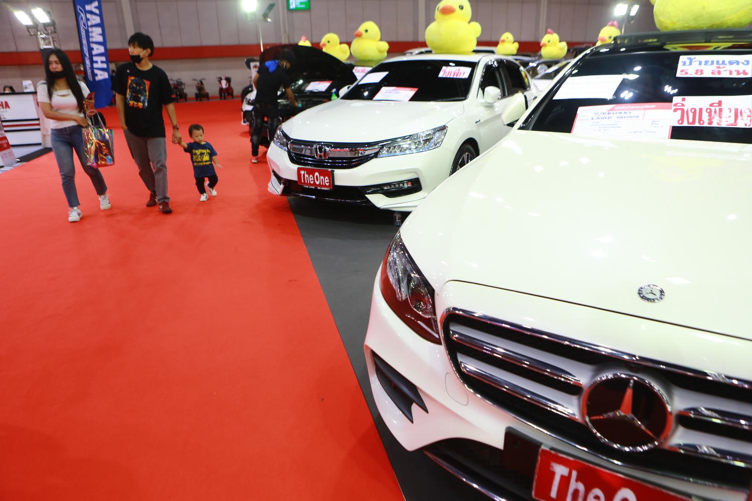 People browse car deals at a Bangkok International Grand Motor Sale. New car sales are expected to propel the auto loan market this year. (Photo by Somchai Poomlard)