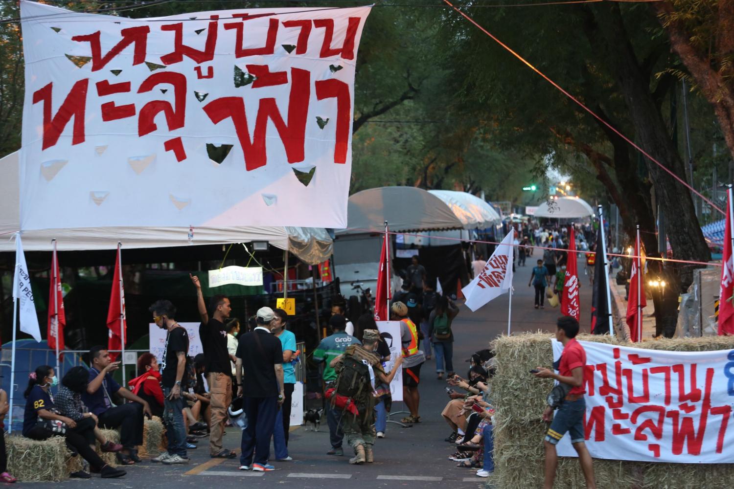 A group of activists sets up a camp near Government House. This group is trying to form an alliance with the 'Save Bang Kloi' movement. (Photo by Wichan Charoenpakul)