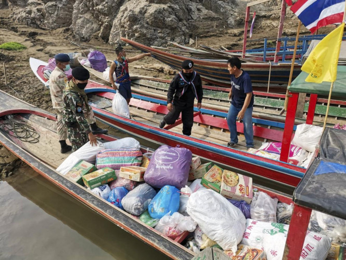 Army delivers donated aid to fleeing Karen - Vimarsana News