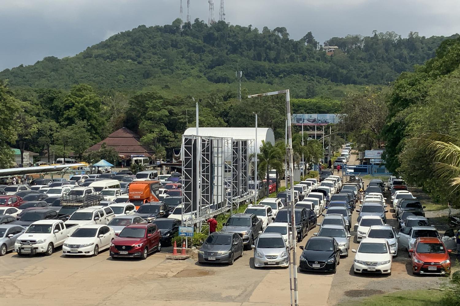 Heavy traffic to Koh Chang despite new infections