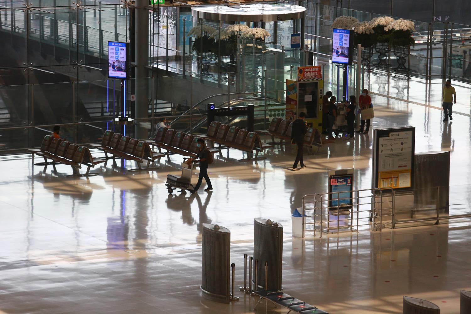 Suvarnabhumi airport is nearly deserted because of a lack of travellers. Hotels are expected to continue suffering from the pandemic as travel restrictions remain in place to curb the spread of Covid-19. (Photo by Somchai Poomlard)