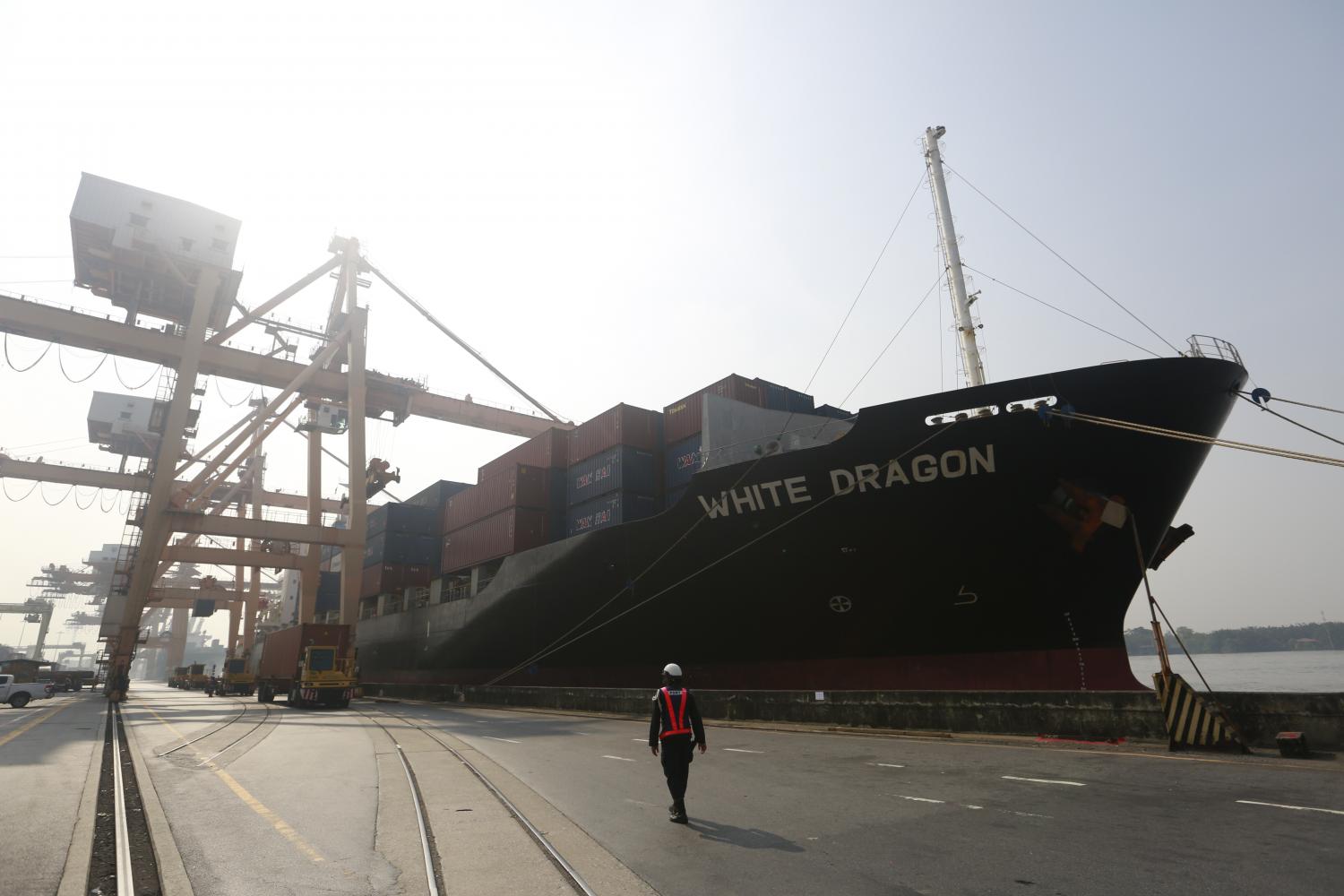 A shipping vessel is docked at Bangkok Port. Exporters are upbeat about prospects. (Photo: Arnun Chonmahatrakool)