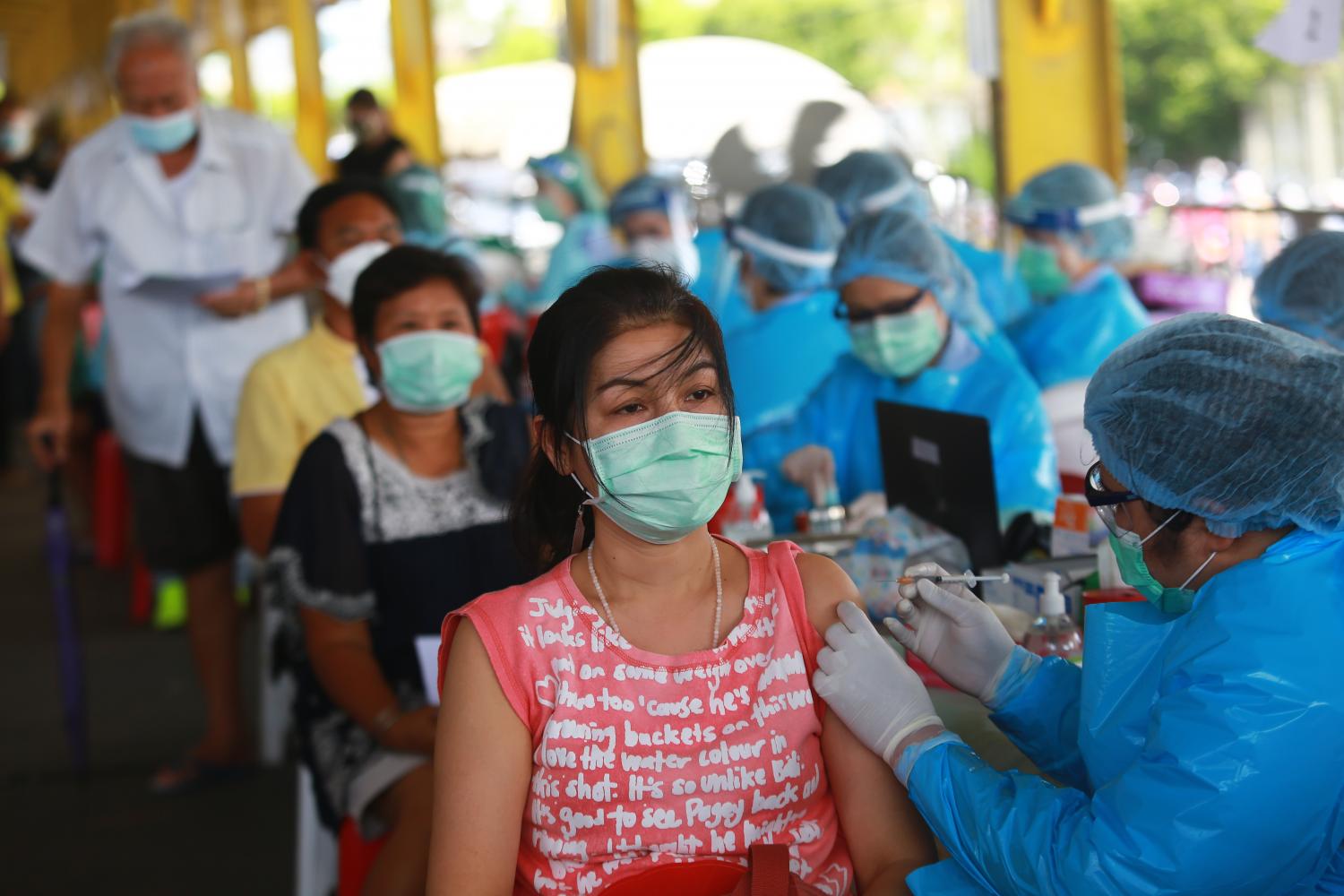 People in Klong Toey receive their second dose of Covid-19 vaccinations. Mr Supant stressed that the government must keep on speeding up vaccinations for people to build herd immunity. (Photo by Somchai Poomlard)