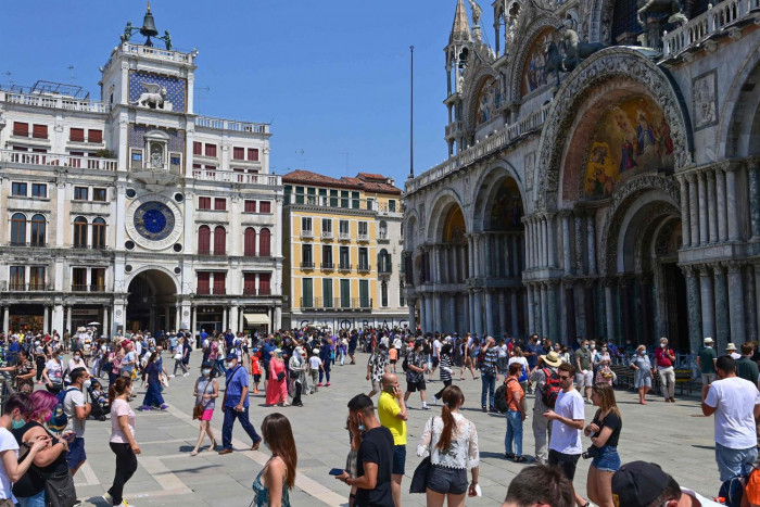 Tourists Return, and Venice Wonders: How Many Are Too Many? - Vimarsana News