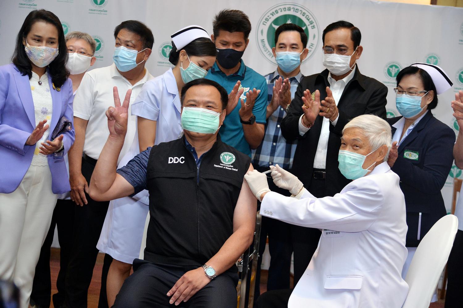 Virologist Dr Yong Poovorawan, front right, administers a Covid jab to Public Health Minister Anutin Charnvirakul, front left, on Feb 28. Dr Yong also advised the government to pioneer the mixing of Sinovac and AstraZeneca vaccines. Government House Photo