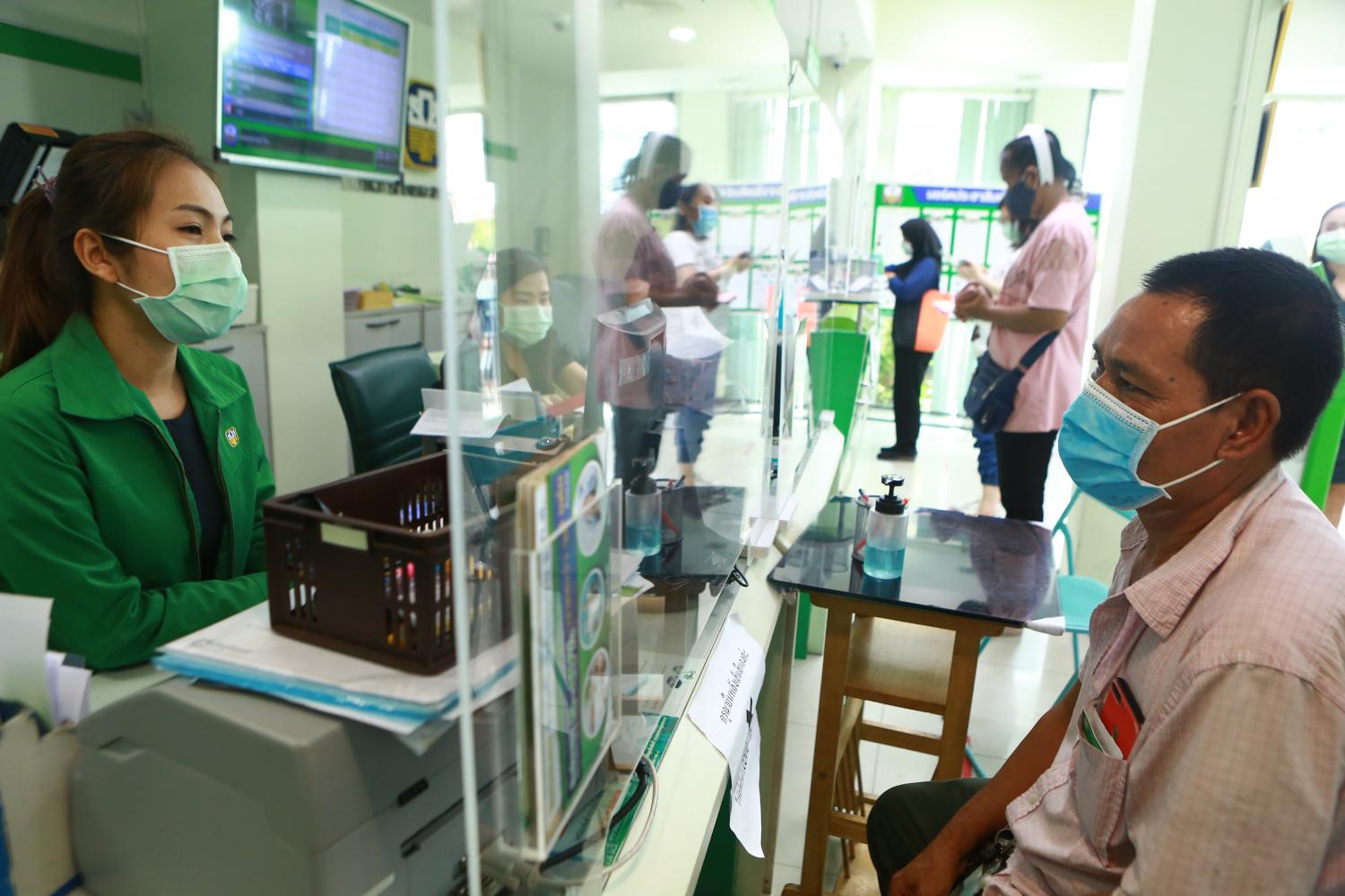 Farmers seek aid at the Samut Prakan branch of the Bank for Agriculture and Agricultural Cooperatives (BAAC). The BoT plans to expand the collaboration with BAAC to reduce farmers' debt. (Photo: Somchai Poomlard)