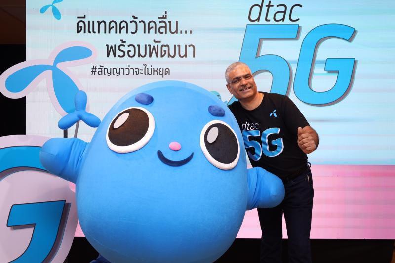 dtac chief executive Sharad Mehrotra poses with the dtac 5G Nong Tua d  to promote its 5G service.