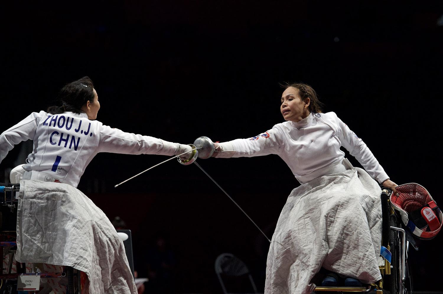 Kinas Zhou Jingjing (vänster) gratulerar den thailändska rullstolsfäktaren Saysunee Jana till sin seger i bronsmatchen i damernas individuella kategori B-tävling i paralympics i Tokyo på torsdag.