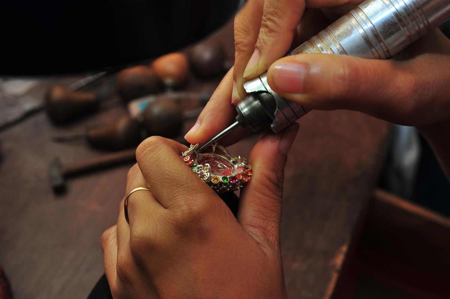 Making Thai gems and jewellery shine again