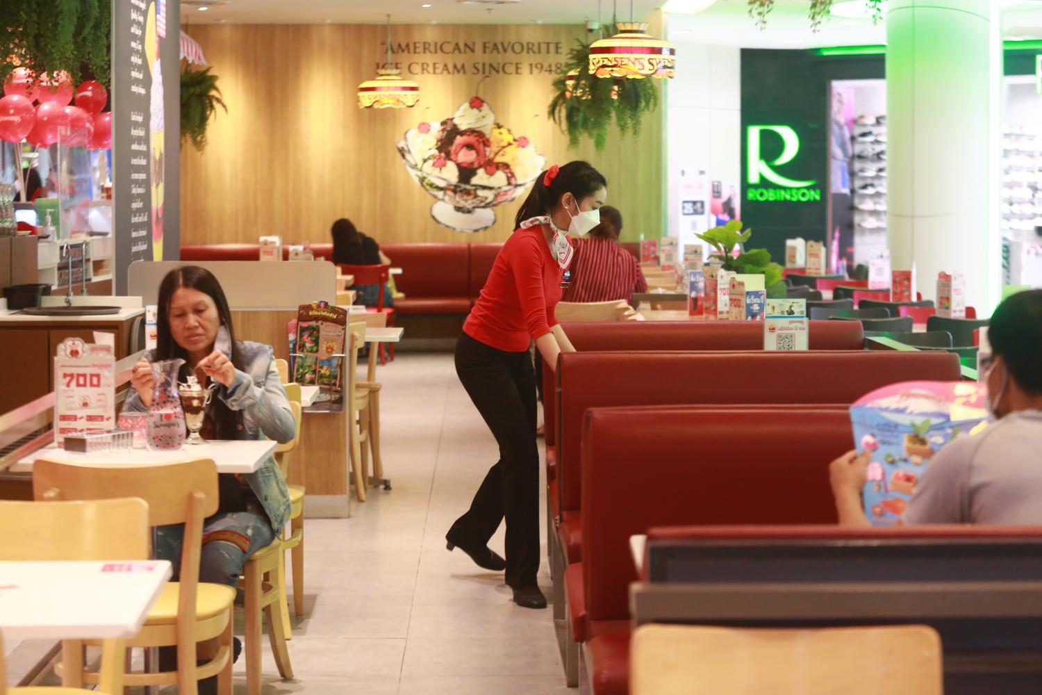 The casual ambiance at a Swensen's at Seacon Square Srinagarindra in Bangkok on Wednesday as the CCSA relaxed dine-in restrictions. Somchai Poomlard